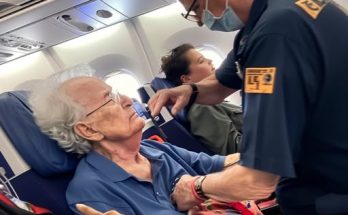 AT 78, I SOLD EVERYTHING I HAD AND BOUGHT ONE WAY TICKET TO SEE THE LOVE OF MY LIFE - IN THE PLANE, MY DREAM WAS CRUSHED Elizabeth was the love of my life. 40 years ago, I lost her. My fault - my stupid, biggest mistake. I spent every single day after that alone, never forgiving myself for letting her go. Then, out of nowhere—she wrote to me. I almost missed it, buried under junk mail and bills. But there it was. "I've been thinking of you." God, if only she knew. I never stopped thinking about her. Not for a second. One short letter turned into dozens. Every letter brought me back to life. God, she made me feel alive again! And then… she sent me her address. That was it. At 78 years old, I sold everything I had. I bought a one-way ticket to be with her. On the plane, my hands wouldn’t stop shaking. I couldn’t stop crying. Then, suddenly—pain. A burning tightness in my chest. I gasped, but no air came. Voices blurred. Hands grabbed at me. Flight attendants, doctors, strangers—I could barely hear them. The world started fading. No. Not now. Not when I'm finally this close to her.